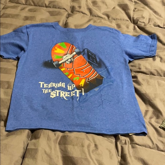 Lot of 2 Graphic Tees - Picture 5 of 8